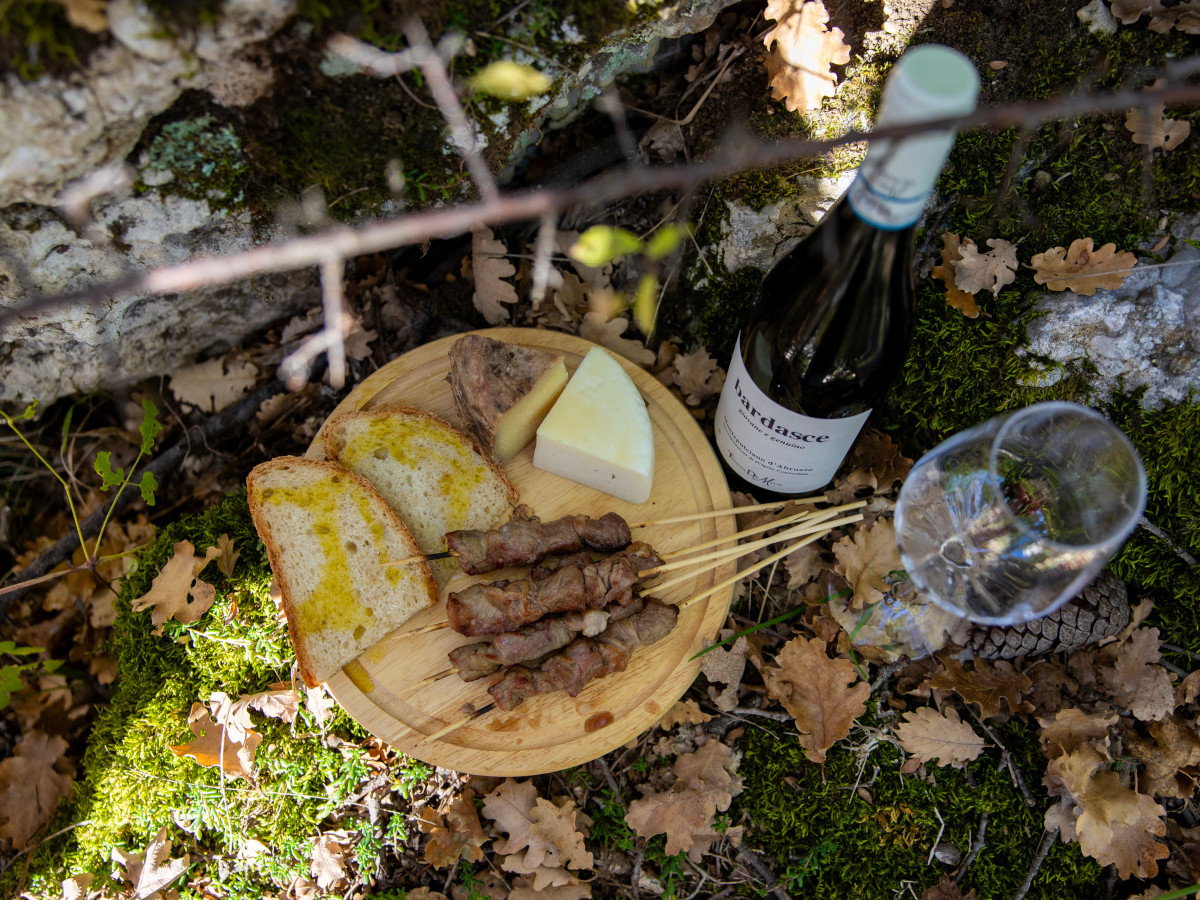 Prodotto tipico abruzzese: arrosticini abruzzesi e olio extravergine delle colline